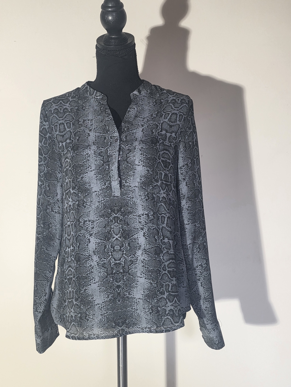 Violet & Claire Black and Gray Snake Print Button-Down Blouse (Size S)